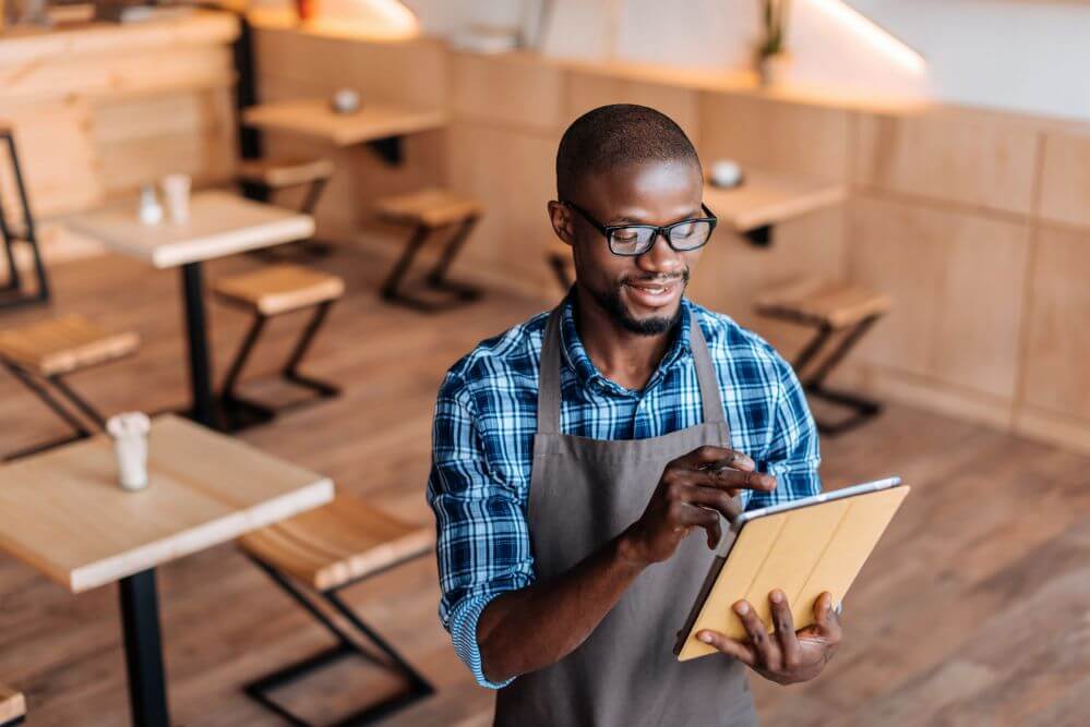 Ao comparar os modelos, fica claro que a contabilidade digital oferece uma escalabilidade superior. Enquanto o modelo tradicional é limitado pelo espaço físico e processos manuais, o digital permite uma expansão rápida. Para empresas em crescimento, ter um contador que acompanha o ritmo da tecnologia é fundamental para não travar os processos administrativos.