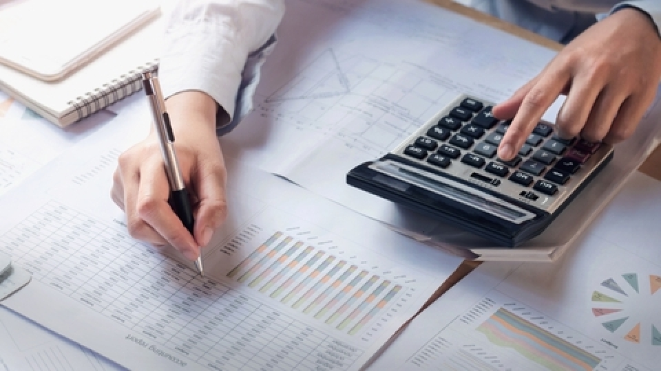 O que é e como funciona uma contabilidade digital é a pergunta que muitos empreendedores se fazem ao buscar modernizar a gestão de seus negócios e reduzir custos operacionais. Se você ainda perde horas lidando com pilhas de papéis, pastas físicas ou precisa se deslocar constantemente para levar documentos ao seu contador, saiba que o mercado evoluiu.