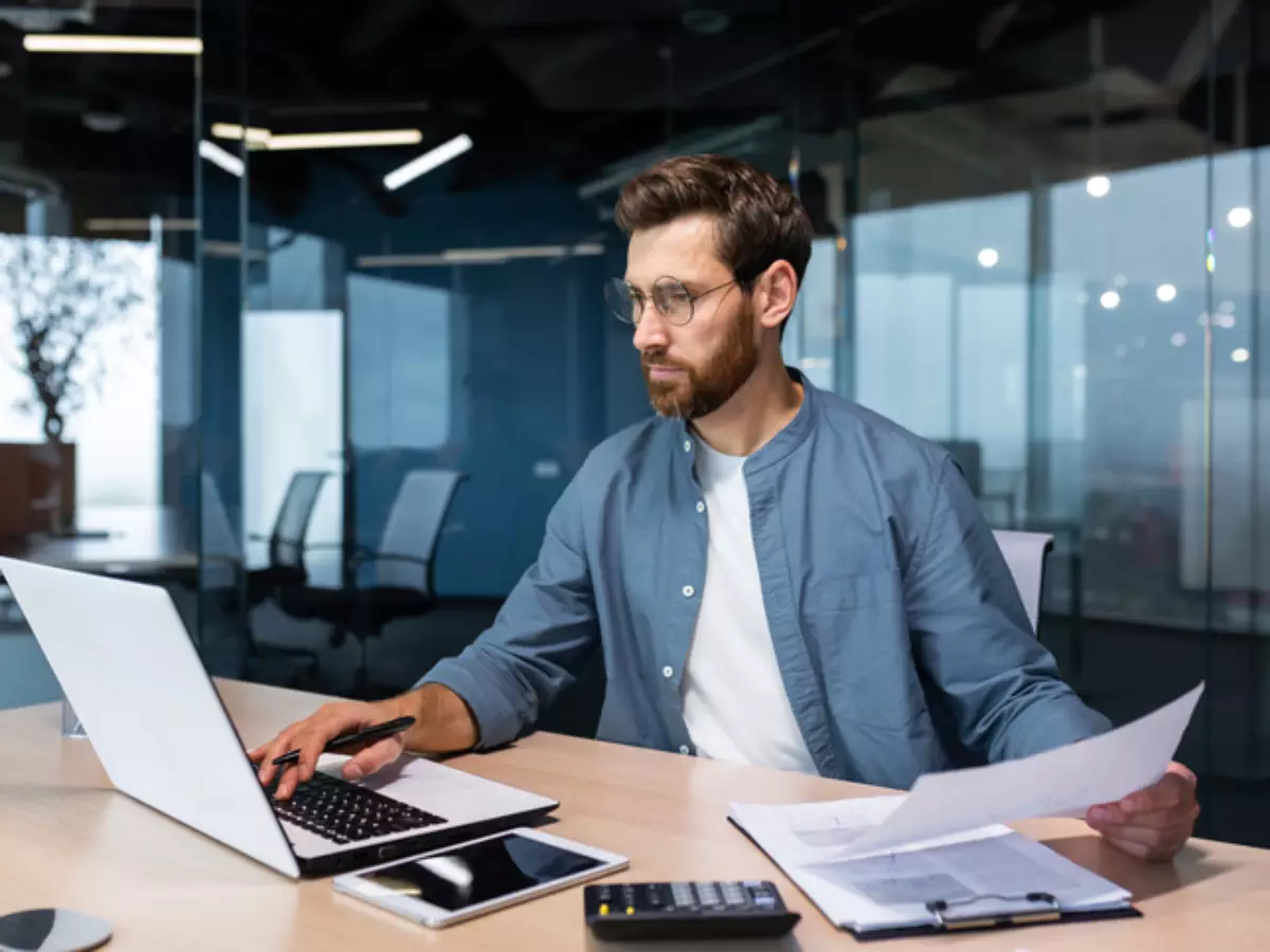 Já a contabilidade digital, como a praticada pela CMH Contabilidade Digital, une o melhor dos dois mundos: a alta tecnologia das plataformas online com o atendimento personalizado de um escritório contábil de alta performance. É o que chamamos de contabilidade consultiva digital, onde a tecnologia serve para aproximar o contador do empresário, fornecendo insights valiosos para a gestão.